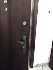 Фото 6: Замена дверного замка в железной двери. Ставим защелку.